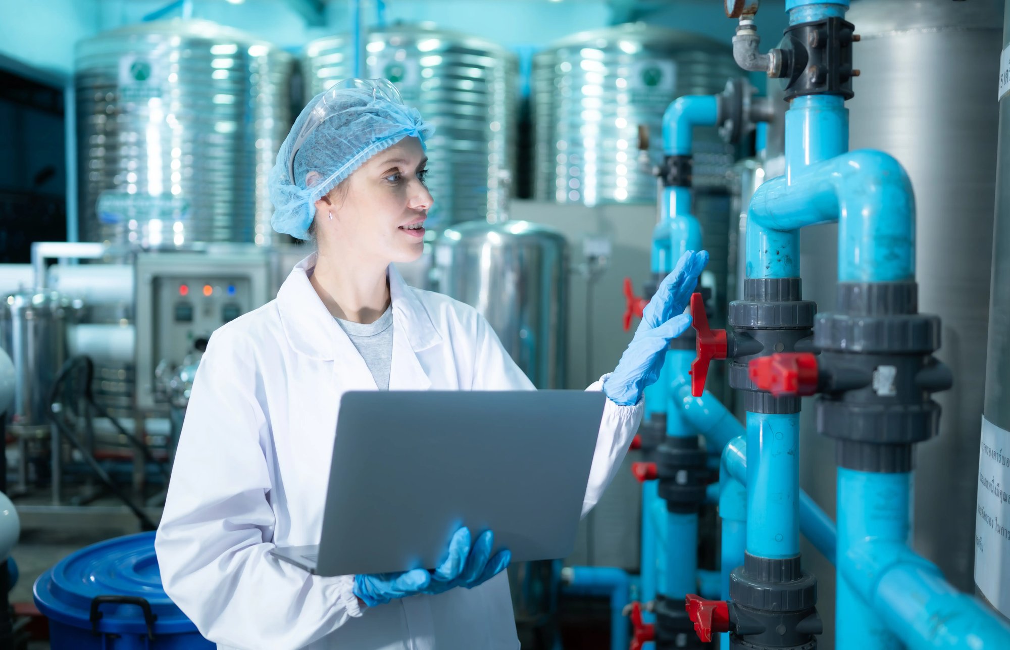 Verticaal-Chemisch-Werker met laptop