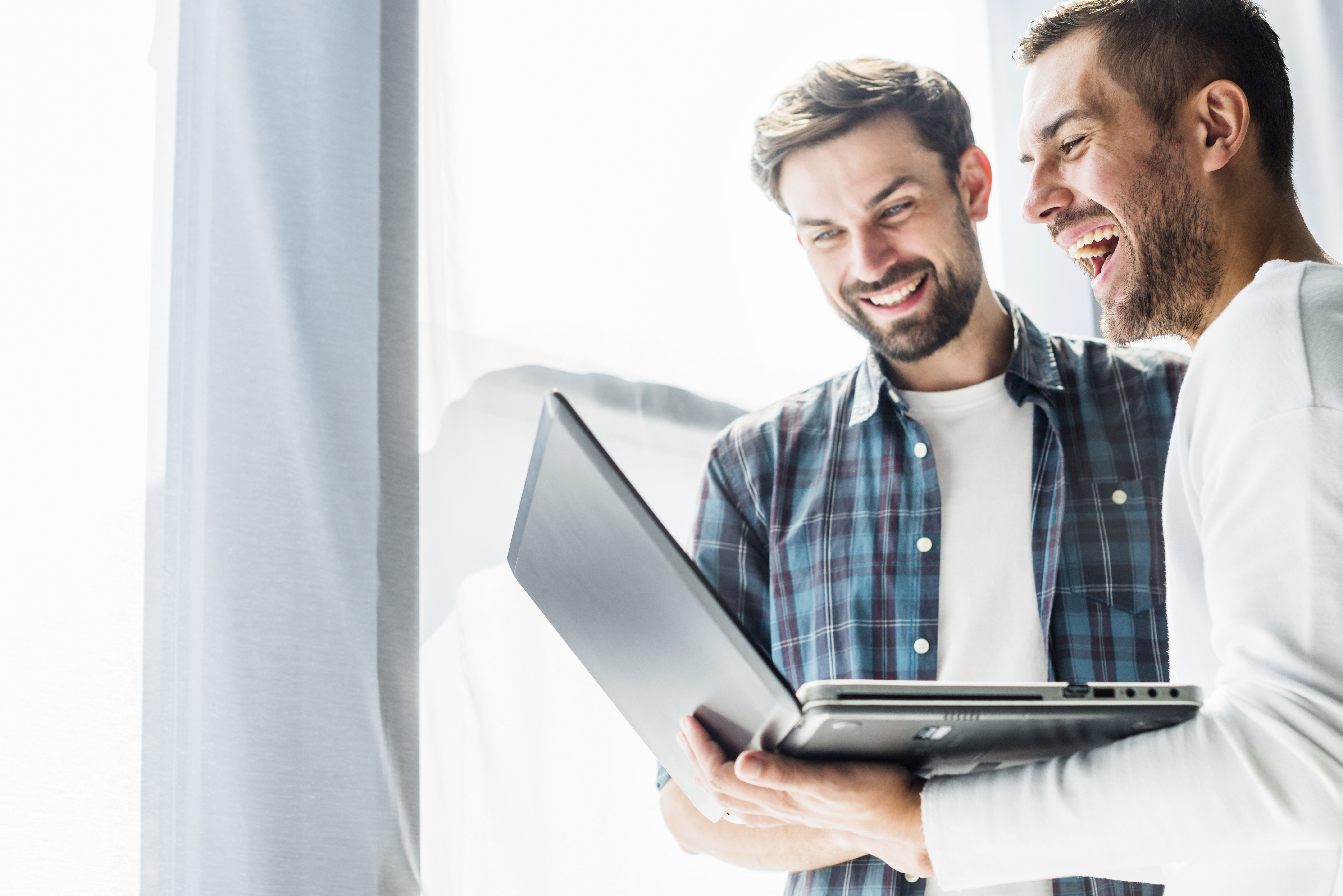 twee-happy-zakenman-werkende-laptop (3) (1)